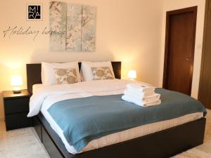 Llit o llits en una habitació de Mira Holiday Homes - Serviced 1 bedroom with Creek View