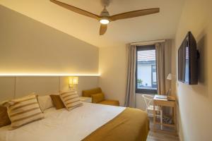A bed or beds in a room at OCEANSUITESLANGRE