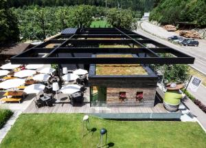 an overhead view of a building with a garden at Hotel Sachsenklemme in Fortezza