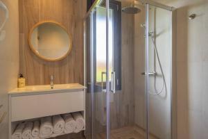 A bathroom at OCEANSUITESLANGRE