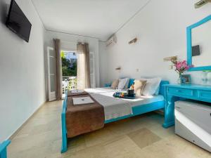 TV a/nebo společenská místnost v ubytování Stratos Hotel