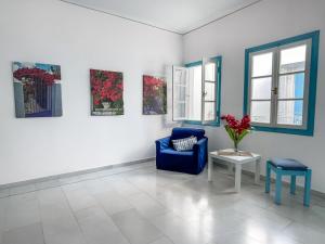 Зона вітальні в Stratos Hotel