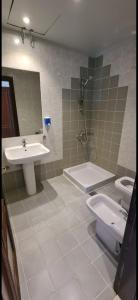 a bathroom with a sink and a shower and a toilet at فيلا بمسبح خاص درة العروس in Durat  Alarous