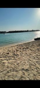 a sandy beach with the ocean in the background at فيلا بمسبح خاص درة العروس in Durat Alarous