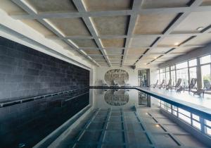 uma piscina interior com piscina em Hotel Weingut Stroblhof em Appiano sulla Strada del Vino