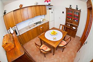 Kuchyň nebo kuchyňský kout v ubytování Perrone Apartments