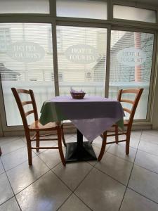 - une table avec 2 chaises et un bol dans l'établissement Hotel Eliseo Napoli, à Naples