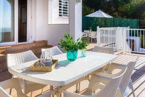 蘇昂博的住宿－Villa Proa，庭院里的白色桌椅