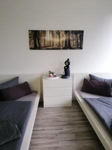 1 dormitorio con 2 camas y vestidor blanco en Monteurzimmer Apartment Katlenburg-Lindau FairWohnen24 All-Inkl 24h Check-In, en Katlenburg-Lindau