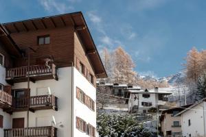 een gebouw met balkons aan de zijkant bij HelloChalet - Maison Mont Fleury- newly refurbished 50 mt center and ski bus stop in Valtournenche