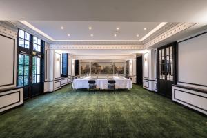 Postel nebo postele na pokoji v ubytování Aigle Noir Hotel Fontainebleau - MGallery Collection + 54 fotografií