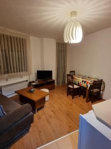 バンスコにあるBanskoSuperSkiのソファとテーブルのあるリビングルーム