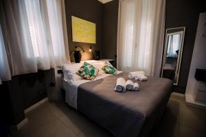 a bedroom with a bed with towels on it at Villa Calipso in Mondello