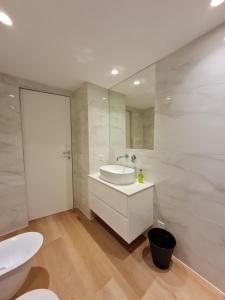 Un baño de Sankt Moritz Dorf Charme Apartment