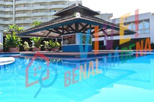 una piscina con cenador junto a un edificio en VIVE BENALMÁDENA Apartamento BENAL BEACH 918, Parque Acuático, Playa 100m, en Benalmádena