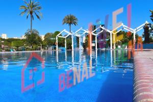 una piscina frente a un edificio en VIVE BENALMÁDENA Apartamento BENAL BEACH 918, Parque Acuático, Playa 100m, en Benalmádena