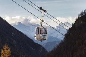 een kabelbaan vliegt door de bergen bij HelloChalet - Maison Mont Fleury- newly refurbished 50 mt center and ski bus stop in Valtournenche