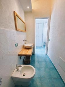 y baño con lavabo y aseo. en Lavinum en Monte di Procida