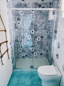 uma casa de banho com um chuveiro e um WC. em Lavinum em Monte di Procida