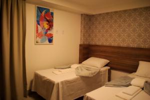 Łóżko lub łóżka w pokoju w obiekcie Serra Linda Hotel