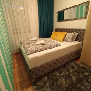 Cama en habitación pequeña con cama sidx sidx sidx sidx en Daniris apartman en Petrovaradin
