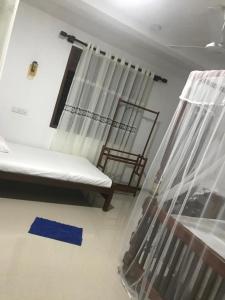 Rúm í herbergi á Sunnyplace Guest Mirissa