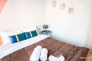 1 dormitorio con 1 cama grande con manta marrón en Eleutheria's Project By Homebrain, en Alexandroupoli