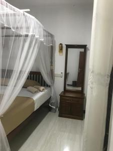 Rúm í herbergi á Sunnyplace Guest Mirissa