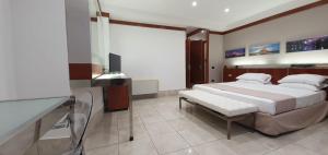 Televízia a/alebo spoločenská miestnosť v ubytovaní Hotel Artemide