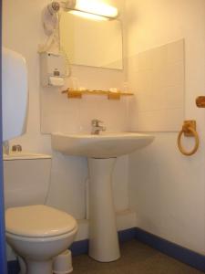 ドゥアルヌネにあるHôtel des Sables Blancsのバスルーム(洗面台、トイレ、鏡付)