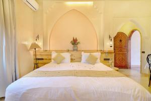 Rúm í herbergi á riad sbai palace