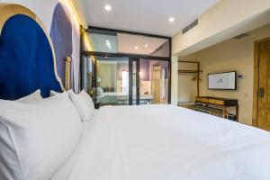 Postel nebo postele na pokoji v ubytování Folk Boutique Hotel