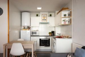 Kuhinja oz. manjša kuhinja v nastanitvi PirineosK · GORGOL · Confort y funcionalidad · con balcón