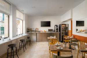 un restaurante con mesas y sillas y un bar en Hostal Baler, en Barcelona