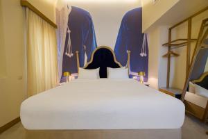 Postel nebo postele na pokoji v ubytování Folk Boutique Hotel