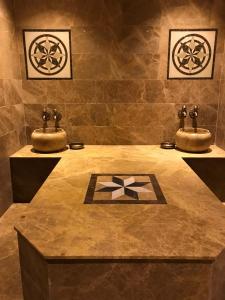 ein Badezimmer mit zwei Waschbecken und zwei Armaturen in der Unterkunft Seyithan Palace Spa Hotel in Istanbul