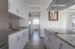 O bucătărie sau chicinetă la Plaja Arenal Javea Sea View Modern Apartment