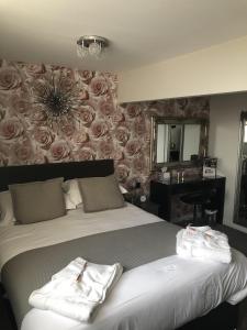 Una habitación de hotel con una cama con toallas. en Fox lodge en Blackpool