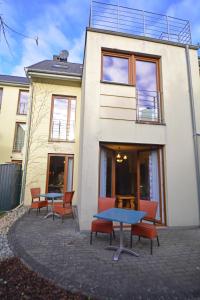 a building with chairs and a table in front of it at Apartamenty Bryza - Family Home - Parking - Komandorska 3E-3G in Świnoujście