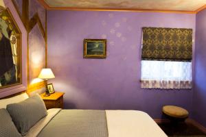 a purple bedroom with a bed and a window at Gildi Dolce Vita, Tartu Home in Tartu