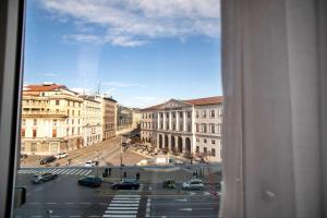 een raam met uitzicht op een straat bij Hotel Cappello D'Oro, BW Signature Collection in Bergamo