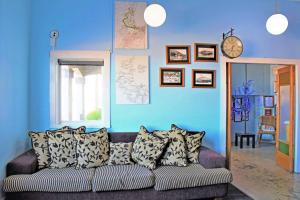 sala de estar con sofá y pared azul en Comfort Inn Westshore Beach, en Napier