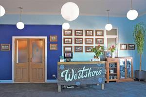 una pared azul con una señal de bienvenida en una habitación en Comfort Inn Westshore Beach, en Napier