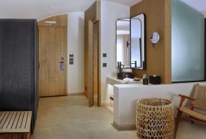 Radisson Blu Zaffron Resort, Santorini的休息区