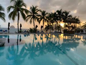 Bazen v nastanitvi oz. blizu nastanitve Studio "Ti Joyau", vue mer, piscine, classé Tourisme 4 étoiles