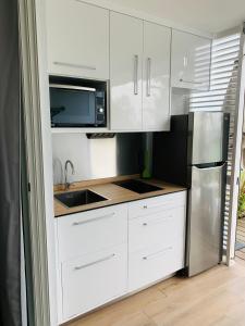 Kuhinja oz. manjša kuhinja v nastanitvi Studio "Ti Joyau", vue mer, piscine, classé Tourisme 4 étoiles