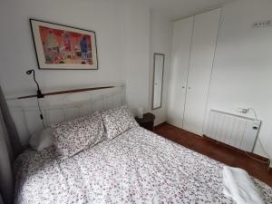 a bedroom with a bed with a flowered comforter at Apartamento en Sierra Nevada, próximo a pistas y plaza central, vistas increíbles in Sierra Nevada