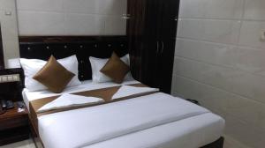 Postel nebo postele na pokoji v ubytování Hotel Plaza- Near Byculla Railway Station