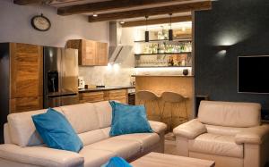 sala de estar con sofá y cocina en Luxury Palazzo v. Pelsocz Hvar Town en Hvar