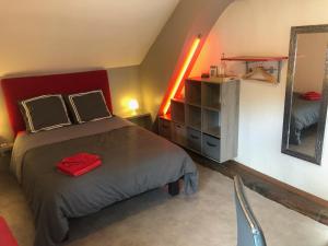 - une chambre avec un grand lit et un miroir dans l'établissement Villa Eugénie Melun, à Melun